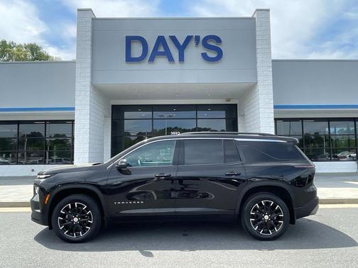 Mosaic Black Metallic 2025 Chevrolet Traverse LT