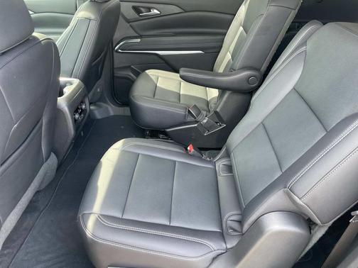 Mosaic Black Metallic 2025 Chevrolet Traverse LT