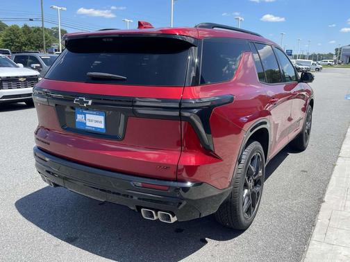 Radiant Red Tintcoat 2026 Chevrolet Traverse RS