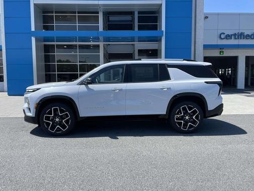 Polar White Tricoat 2026 Chevrolet Traverse High Country