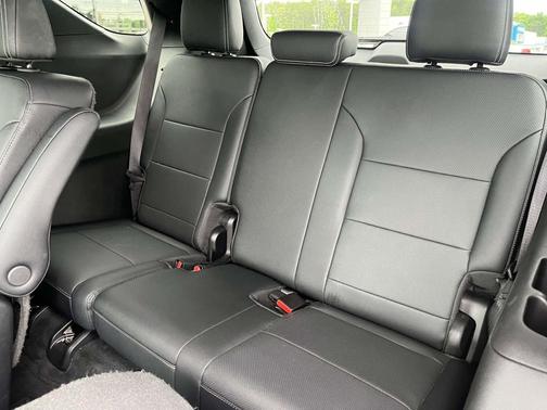 Summit White 2025 Chevrolet Traverse LT
