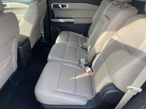Oxford White 2024 Ford Explorer XLT