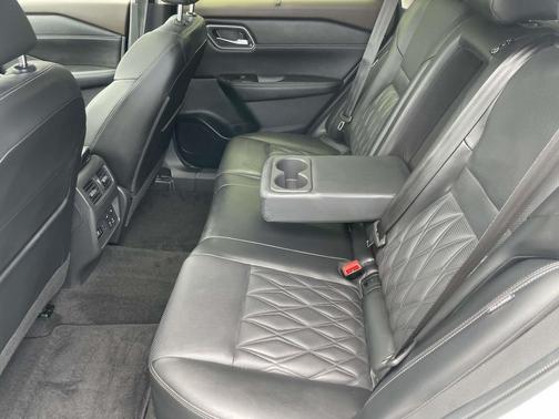 Pearl White Tricoat/Super Black 2023 Nissan Rogue Platinum
