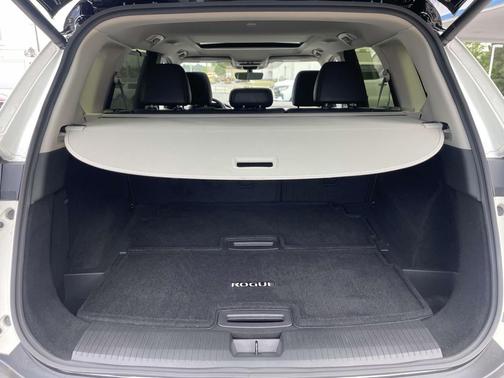 Pearl White Tricoat/Super Black 2023 Nissan Rogue Platinum