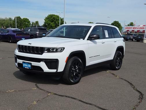Bright White Clearcoat 2026 Jeep Grand Cherokee Altitude