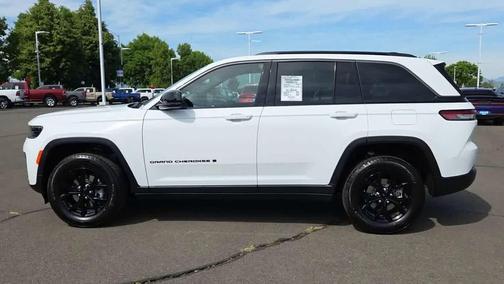 Bright White Clearcoat 2026 Jeep Grand Cherokee Altitude