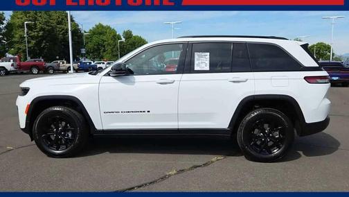 Bright White Clearcoat 2026 Jeep Grand Cherokee Altitude