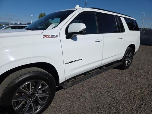Summit White 2021 Chevrolet Suburban Z71