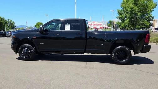 Diamond Black Crystal Pearlcoat 2026 RAM 3500 Limited
