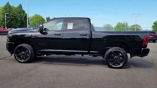 Diamond Black Crystal Pearlcoat 2026 RAM 2500 Laramie