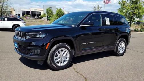 Diamond Black Crystal Pearlcoat 2026 Jeep Grand Cherokee Laredo