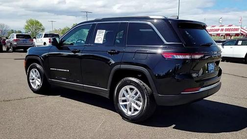 Diamond Black Crystal Pearlcoat 2026 Jeep Grand Cherokee Laredo