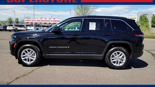 Diamond Black Crystal Pearlcoat 2026 Jeep Grand Cherokee Laredo