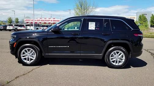 Diamond Black Crystal Pearlcoat 2026 Jeep Grand Cherokee Laredo
