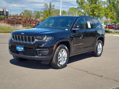 Diamond Black Crystal Pearlcoat 2026 Jeep Grand Cherokee Laredo