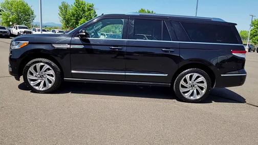 Infinite Black Metallic Clearcoat 2024 Lincoln Navigator Premiere