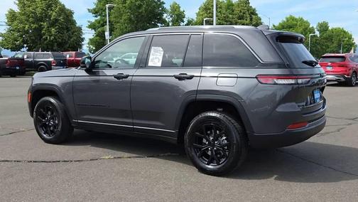 Baltic Gray Metallic Clearcoat 2026 Jeep Grand Cherokee Altitude