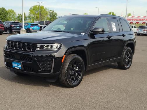Diamond Black Crystal Pearlcoat 2026 Jeep Grand Cherokee Altitude