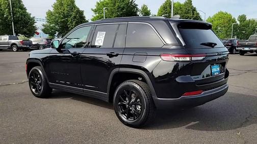 Diamond Black Crystal Pearlcoat 2026 Jeep Grand Cherokee Altitude