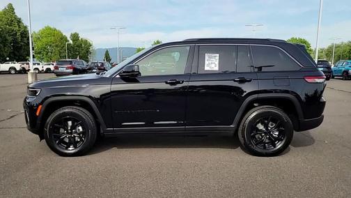 Diamond Black Crystal Pearlcoat 2026 Jeep Grand Cherokee Altitude