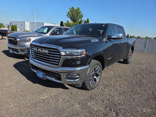 Diamond Black Crystal Pearlcoat 2025 RAM 1500 Laramie