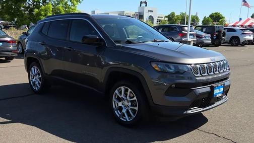 Granite Crystal Metallic Clearcoat 2023 Jeep Compass Latitude Lux