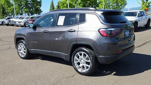 Granite Crystal Metallic Clearcoat 2023 Jeep Compass Latitude Lux