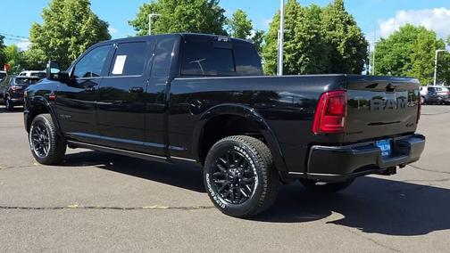 Diamond Black Crystal Pearlcoat 2026 RAM 2500 Limited
