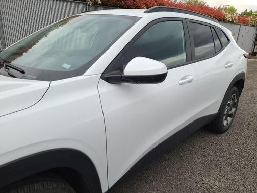 Summit White 2025 Chevrolet Trax LT