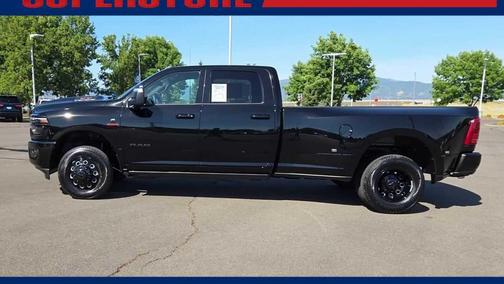 Diamond Black Crystal Pearlcoat 2026 RAM 3500 Laramie