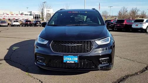 Diamond Black Crystal Pearlcoat 2026 Chrysler Pacifica L