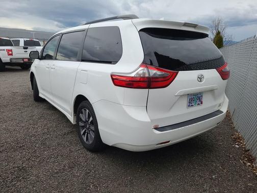 2020 Toyota Sienna LE