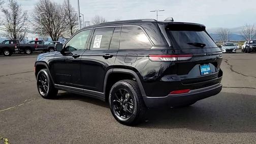 Diamond Black Crystal Pearlcoat 2026 Jeep Grand Cherokee Altitude