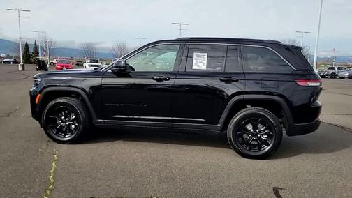 Diamond Black Crystal Pearlcoat 2026 Jeep Grand Cherokee Altitude
