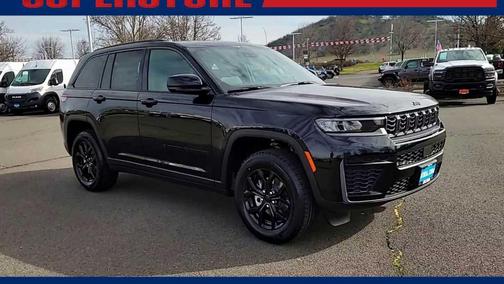 Diamond Black Crystal Pearlcoat 2026 Jeep Grand Cherokee Altitude