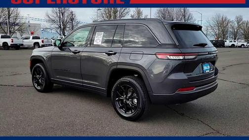 Baltic Gray Metallic Clearcoat 2026 Jeep Grand Cherokee Altitude