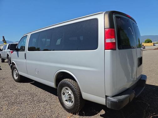 Silver Ice Metallic 2017 Chevrolet Express 2500 LT