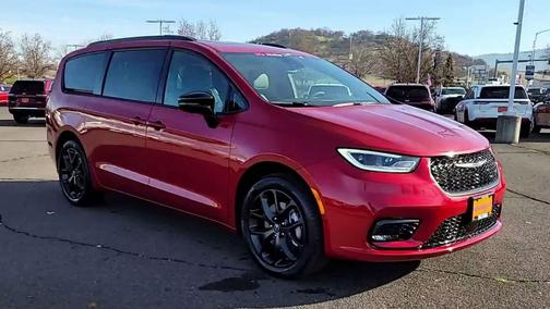 Red Hot Pearlcoat 2026 Chrysler Pacifica L