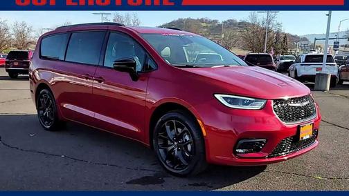 Red Hot Pearlcoat 2026 Chrysler Pacifica L