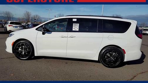 Bright White Clearcoat 2026 Chrysler Pacifica Limited