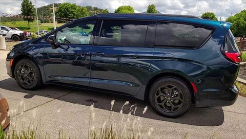 2025 Chrysler Pacifica Hybrid Premium