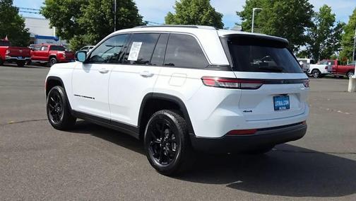 Bright White Clearcoat 2026 Jeep Grand Cherokee Altitude