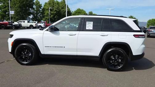 Bright White Clearcoat 2026 Jeep Grand Cherokee Altitude