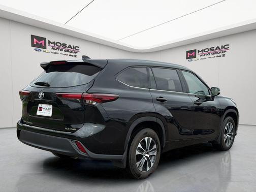Midnight Black Metallic 2024 Toyota Highlander XLE