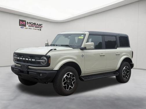 Desert Sand 2025 Ford Bronco Outer Banks
