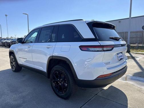 Bright White Clearcoat 2026 Jeep Grand Cherokee Laredo