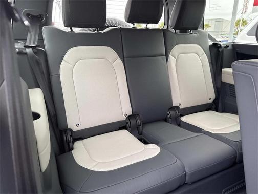 2023 Land Rover Defender X-Dynamic SE