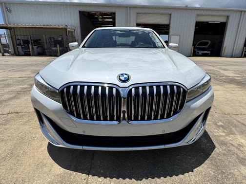 2022 BMW 745e xDrive