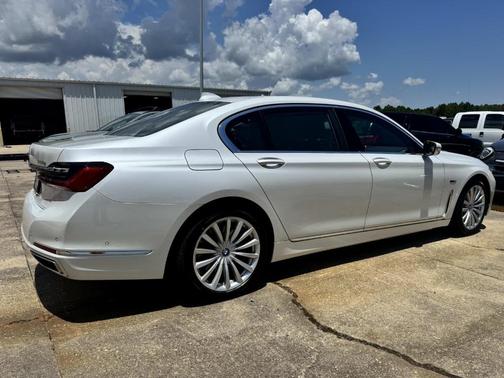 2022 BMW 745e xDrive
