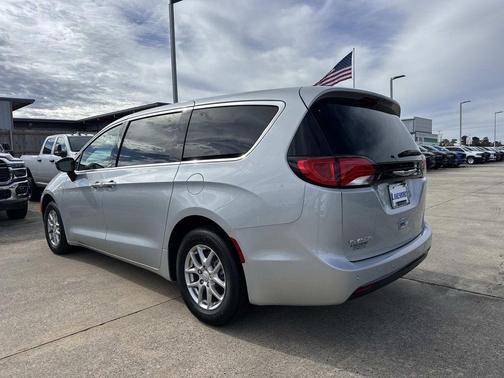Silver Mist Clearcoat 2026 Chrysler Voyager LX
